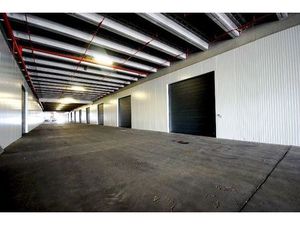 Instapklare OPSLAGRUIMTE (240m²) met hoge  automatische sectionaalpoort (+ codeklavier) op