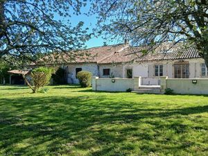 Maison de Campagne Avec Gîte et Piscine Chauffée  Sur 1.4 Hectares