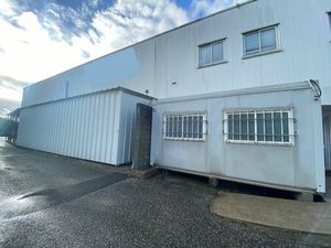 A LOUER - LOCAUX D'ACTIVITES 2 850 M² DIVISIBLES A PARTIR DE 1 100 M² - BASSENS