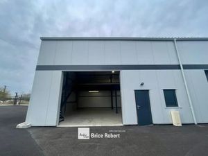 A louer - Local d'activités neuf avec une porte sectionnelle électrique et deux stationnem