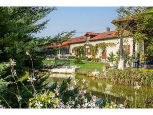 Ferme rénovée en pierre avec son propre lac