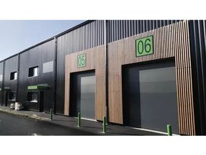 Local de 225 m2 : Local d'activité avec bureaux climatisés  électricité gratuite