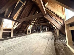 Combles aménageables de 122m² avec cave et parking privé