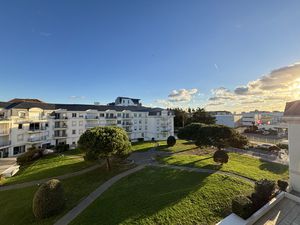 AU PIED DU PORT OLONA