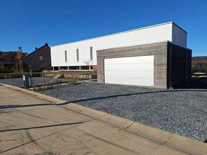 Propriété contemporaine + Espace prairie (15.000m2) et 4 box