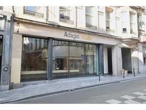 Bel espace entre la Grand Place et la cathédrale.