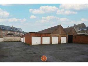 Gesloten garagebox in complex