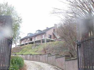 Volumineuse maison offrant de belles perspectives