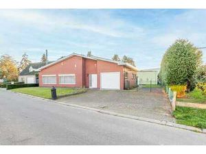 Spacieuse maison de plain-pied avec entrepôt à Heffen