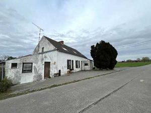 Maison 4 façades 3 chambres à rénover avec garage!