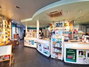 COMMERCE + PARKING en plein CENTRE.