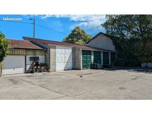 Grand garage à 38420 Domène à louer