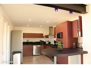 Haut de villa meublé T4  climatisé avec terrasse et parking