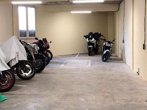Emplacement parking moto