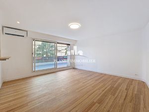 JUAN LES PINS CENTRE GRAND STUDIO DERNIER ETAGE TERRASSE 25M