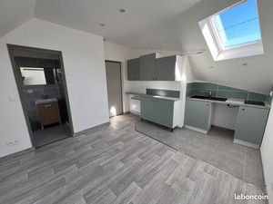 A louer Petit Studio très lumineux  +- 20 M2  une partie en sous pente  situé au 2 eme et 