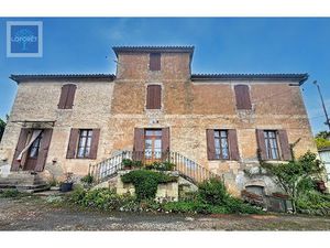 Maison en pierre dans un environnement calme