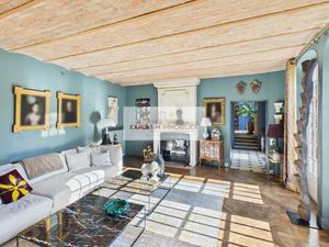 DEMEURE DE CARACTERE DE 240M² DE 5CH AVEC TERRASSE ET JARDIN + PKGS