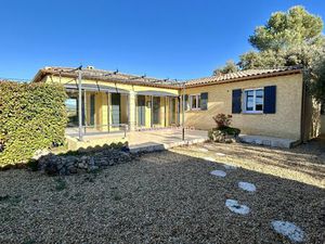 CARCES Propriété de plain-pied avec 5 chambres