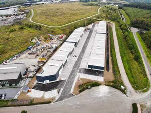 Unité PME prête à emménager (225 m²) avec porte sectionnelle