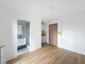 MONTREUIL  QUARTIER DU BAS MONTREUIL  STUDIO RENOVE EXPOSE SUR AVEC VUE DEGAGEE