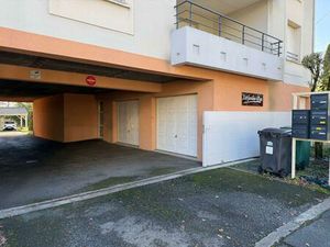 A LOUER. MÉRIGNAC Capeyron. BOX Fermé 15 m² dans Résidence Récente