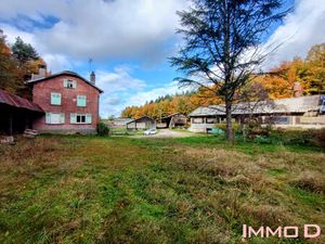 Maison  hangars et étang.