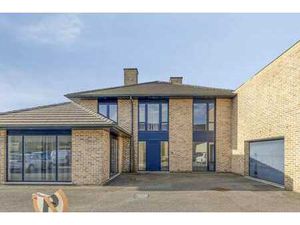 Entrepôt (400 m²) avec maison spacieuse (229 m²)