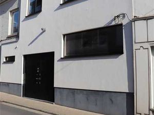 Gelijkvloerse kantoorruimte met kelder en terras.