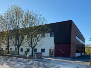 Location locaux professionnels 345 m² à Noisy-le-Grand (93160)  32 400 €