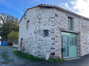 La Merlatière  joli logement en pierres centre bourg