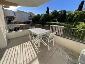 Résidence sécurisée avec piscine studio meublé terrasse park