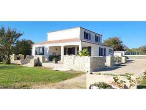 Maison traditionnelle avec garages