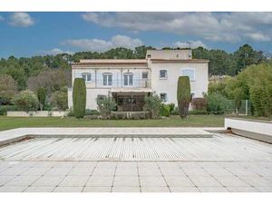 Maison de 12 pièces de 335 m² située à Saint-Victoret