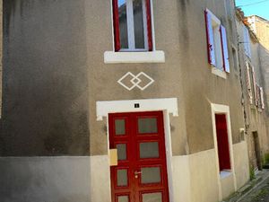 Maison de village rénovée avec trois niveaux habitables et pièce supplémentaire à Villegai