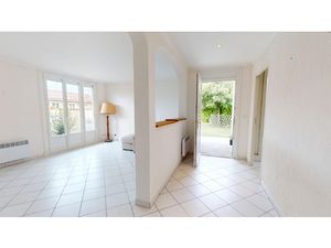 A deux pas des commerces et des écoles   dans un quartier ca