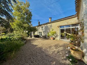 Maison en pierre à Issigeac avec piscine et bois