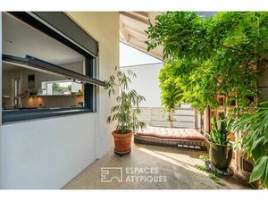 Maison d'architecte rénovée avec piscine et jardin.