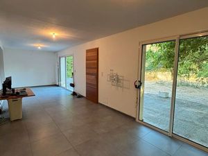 Villa de plain-pied de 72 m² édifiée sur une parcelle de 3845 m²