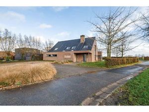 Handelspand met ruim appartement op een toplocatie in Sint-Gillis-Waas