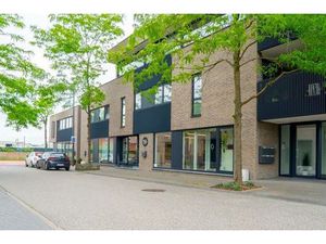 UITSTEKENDE OPBRENGSTENEIGENDOM - MODERNE COMMERCIËLE HANDELSRUIMTE MET BERGING OP TOPLOCA