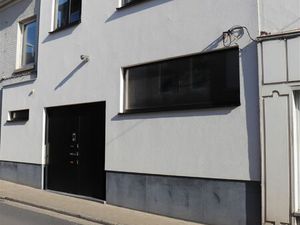 Gelijkvloerse kantoorruimte met kelder en terras.