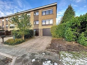 Halfopen gezinswoning met garage en tuin