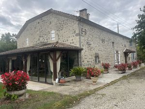 PROPRIETE EN PIERRE AVEC UN BATIMENT DE 550 m2 avec terrain