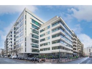 Bureaux à louer à Clichy dans immeuble moderne avec nombreux services