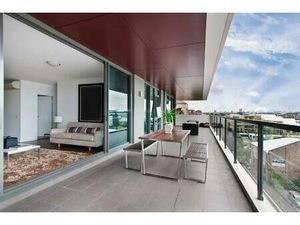 Exceptionnel Appartement T4  Terrasse  Loggia  2 Parking  Local A Velos.