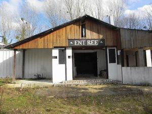 Proche de la nouvelle zone artisanale de Beaumont en véron  local d'environ 300 m2 sur...