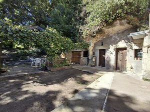 Lieu unique niché dans un écrin de verdure avec caves troglodytiques