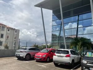 Location locaux professionnels 81.16 m² à Le lamentin (97232)  1 901 €