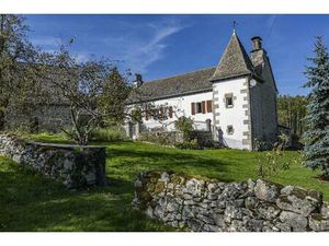 Maison ancienne rénovée de 224 m² sur parcelle de 2 8 hectare